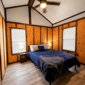 2 bedrooms, iron/ironing board, free WiFi, bed sheets - Playin Hooky on Lake Fork-Waterfront-Boat Ramp (Quitman)