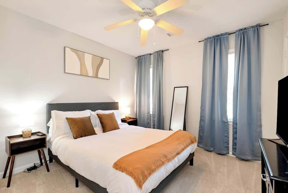 4 bedrooms, iron/ironing board, WiFi, bed sheets