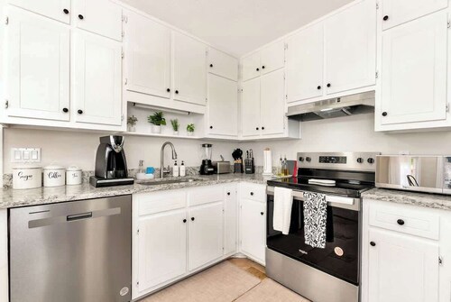 4BR house with Nature Views, and Firepit, Close to Trails