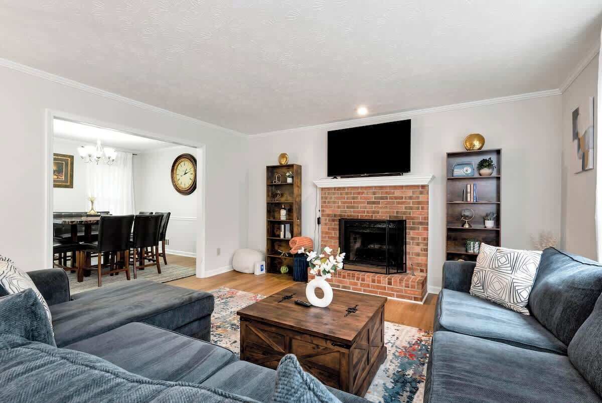 TV, fireplace, offices