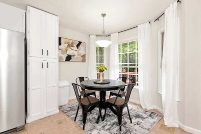 4BR house with Nature Views, and Firepit, Close to Trails