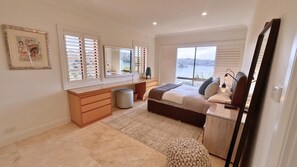 5 bedrooms, iron/ironing board, WiFi, bed sheets
