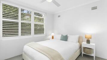 1 habitación, tabla de planchar con plancha, wifi y ropa de cama