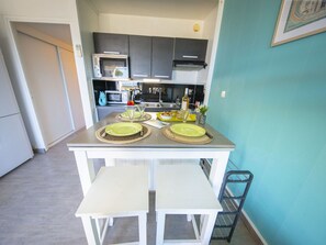 Mikrowelle, Ofen, Geschirrspüler, Hochstuhl