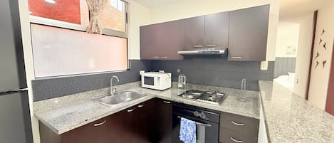 Micro-ondas, fogão, cooktop, cafeteira/chaleira