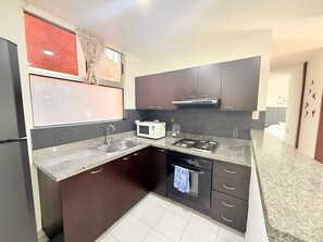 Mikrowelle, Ofen, Herdplatte, Wasserkocher mit Kaffee-/Teezubehör