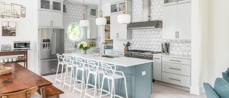 Geladeira, micro-ondas, fogão, cooktop