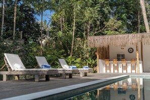 Bar en bord de piscine