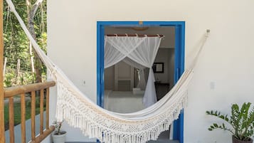 Comfort szoba két külön ággyal, teraszos udvar, kilátással a medencére | Prémium ágynemű, kényelmi párnázat, minibár és ingyenes wifi