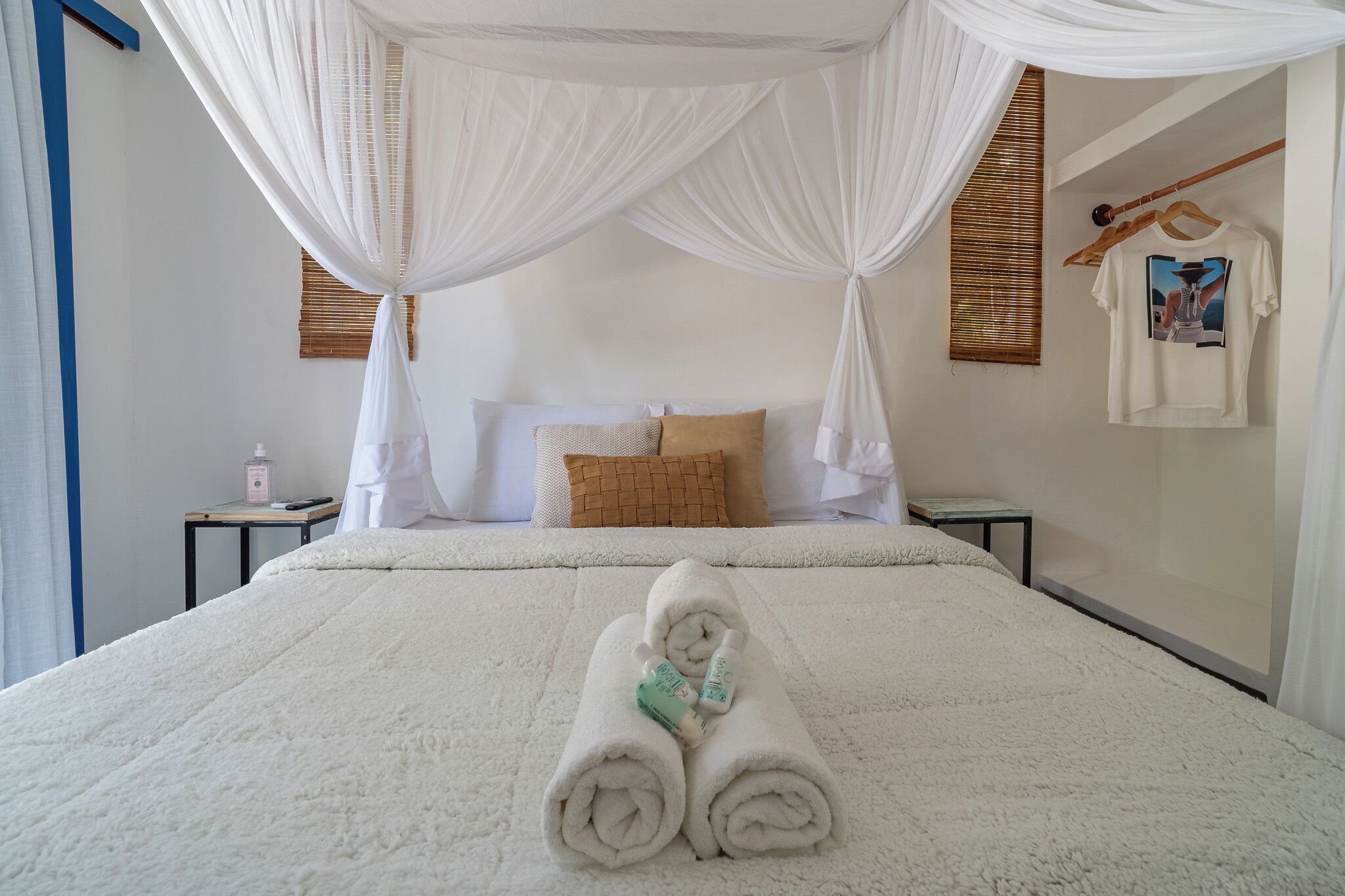 Ropa de cama de alta calidad, colchones con pillow-top y minibar 