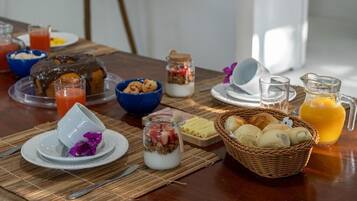 Café da manhã feito na hora grátis todos os dias