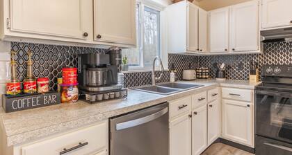 Private Pool - Game Room - Movie Room- Pool is closed!