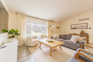 Televisor intel·ligent i llibres 