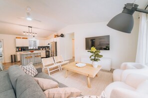 Televisor intel·ligent i llibres 