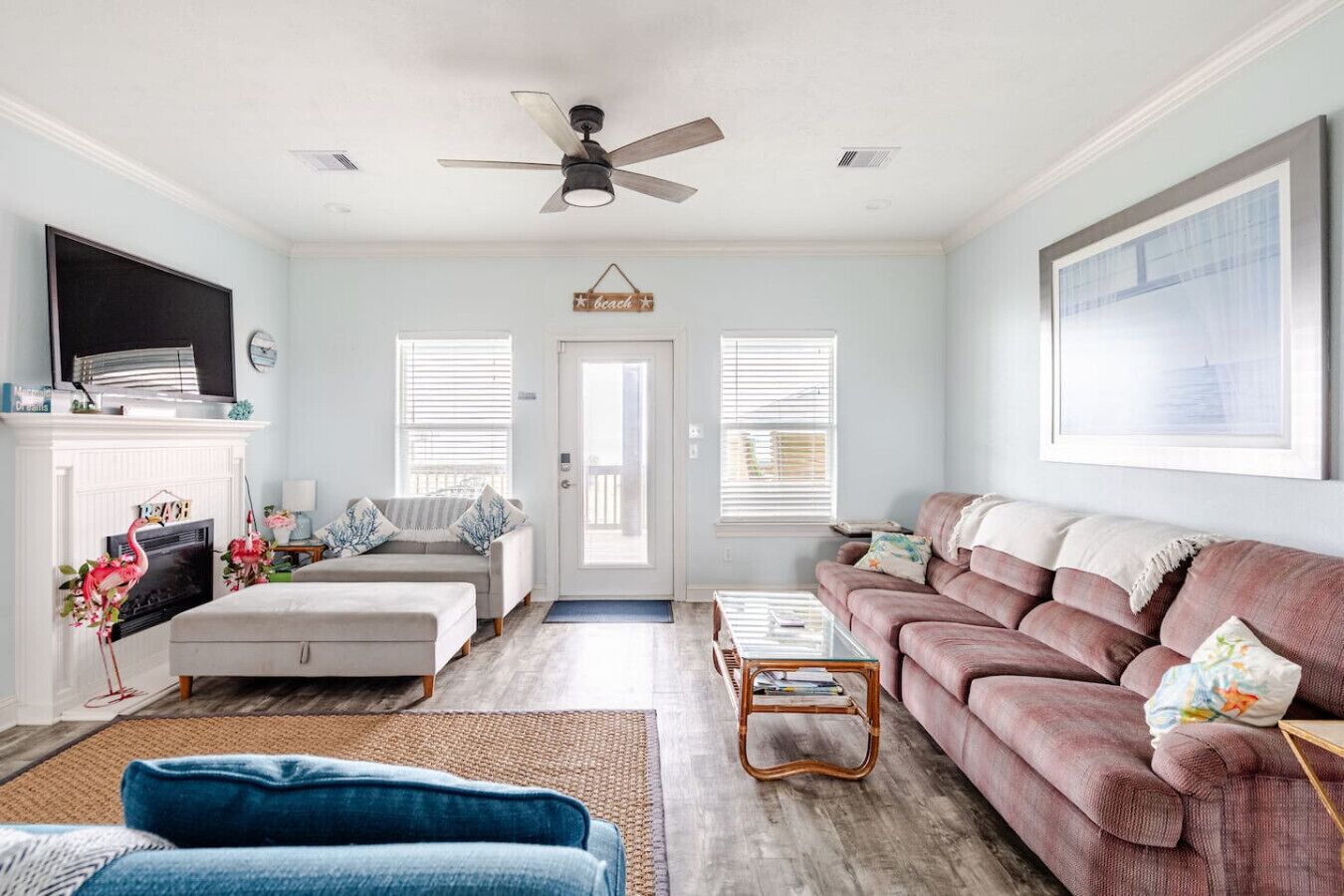 Una televisión, una chimenea