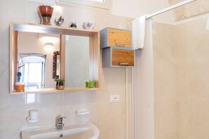 Dusche, Haartrockner, Bidet, Handtücher