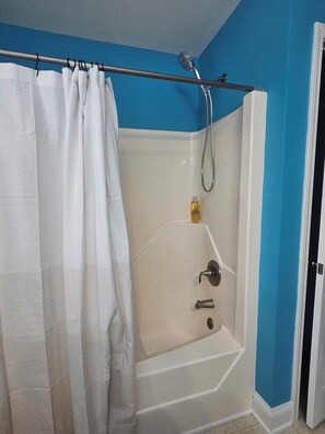 Shower, towels, soap, shampoo - Spacious 3 BR, 2.5 Bath on quiet cul-de-sac within minutes of Leland Town Center (Leland)