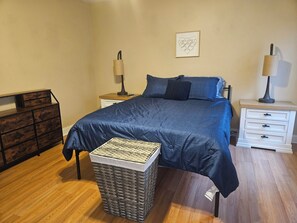 3 bedrooms, iron/ironing board, free WiFi, bed sheets - Spacious 3 BR, 2.5 Bath on quiet cul-de-sac within minutes of Leland Town Center (Leland)
