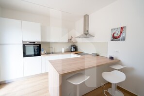 Fridge, oven, cookware/dishes/utensils