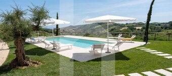 Si buscas unas vacaciones únicas y exclusivas, ¡Villa Sofia es la solución para ti! Situado en una posición estratégica, ideal para quien quiere disfrutar de unas vacaciones a 10 minutos del mar rodeados de vegetación. El orgullo de la villa es sin