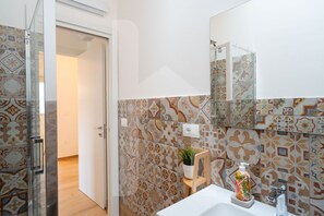 Dutxa, assecador de cabells, bidet i tovalloles 