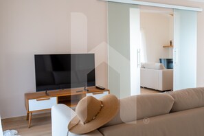 Televisión y chimenea