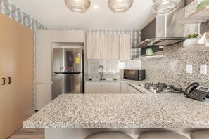 Een koelkast, een microgolfoven, een oven