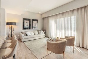 Unclassified image, 4 of 14, button