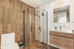 Chuveiro, secador de cabelo, shampoo 