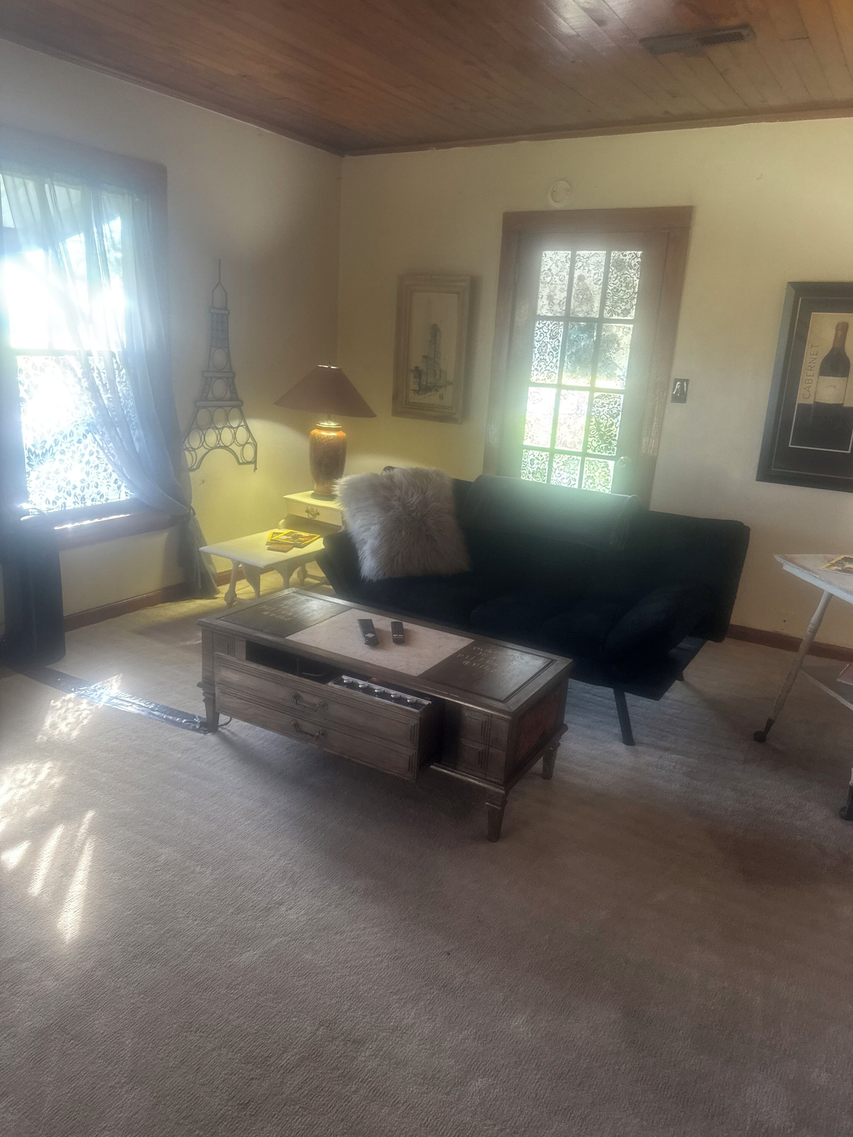 TV connectée, livres, chaîne hi-fi