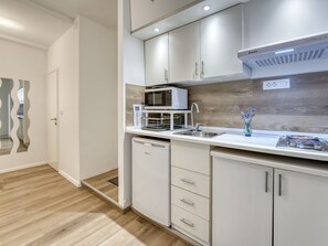 Refrigerador, microondas, utensilios de cocina
