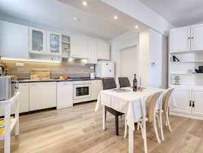 Refrigerador, microondas y utensilios de cocina 