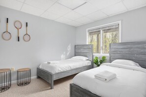 5 sovrum, värdeförvaringsskåp på rummet och skrivbord