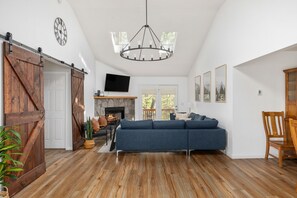 Älytelevisio, takka, videopelejä, pöytätennispöytä