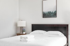 5 Schlafzimmer, Zimmersafe, Schreibtisch, Bügeleisen/Bügelbrett