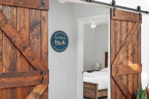 5 makuuhuonetta, tallelokero huoneessa, työpöytä, silitysrauta/-lauta