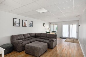 Smart-TV, Kamin, Videospiele, Tischtennisplatte