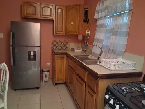 Quiet cozy family friendly home close to stadium and airport. Pet-friendly!