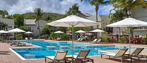 Una piscina al aire libre