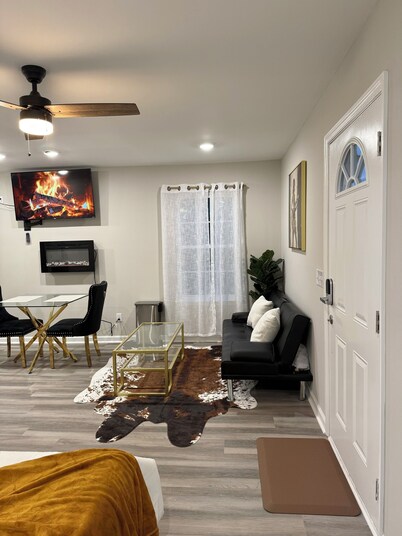 Mid-Town Cottage ~ Cozy Retreat