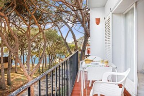 Outdoor dining - Apartment in Llafranc near Sandy Beach (Llafranc)