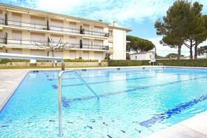 Pool - Apartment in Spain near Sandy Beach (Calella de Palafrugell, Llafranc)