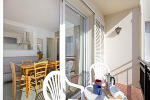 Outdoor dining - Apartment in Spain near Sandy Beach (Calella de Palafrugell, Llafranc)