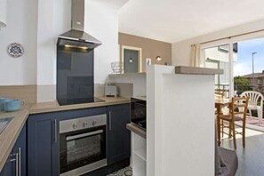 Fridge, microwave, oven, stovetop - Apartment in Spain near Sandy Beach (Calella de Palafrugell, Llafranc)