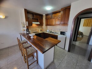 Réfrigérateur, four à micro-ondes, un four, grille-pain