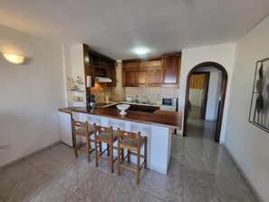 Frigorífico, microondas, horno y tostadora