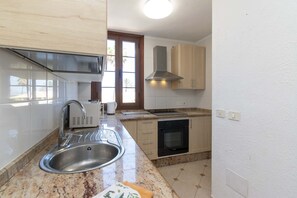 Fridge, microwave, oven, coffee/tea maker