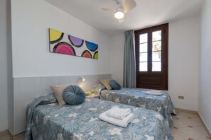 1 chambre, coffre-fort, fer et planche à repasser, lit de bébé portatif