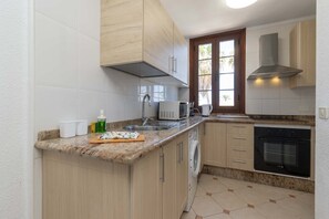 Fridge, microwave, oven, coffee/tea maker