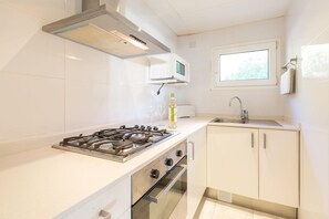 Een koelkast, een microgolfoven, een oven